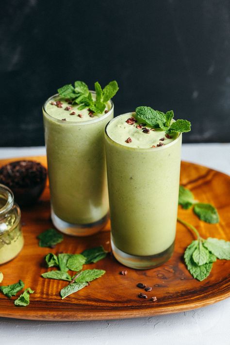 A vegan spin on the classic shamrock shake with matcha, coconut milk, real mint and peppermint oil! Naturally sweetened + perfect for St. Patrick's Day. Matcha Shake, Matcha Dessert Recipes, Matcha Coconut, Matcha Mint, Smoothie Recipes With Yogurt, Matcha Dessert, Shamrock Shake, Matcha Smoothie, Minimalist Baker