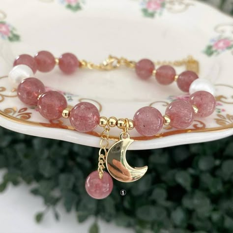 Pulsera con dije de luna en gold filled y cuarzo rosa por Vila Veloni | Joyeria fina por Vila Veloni Hand Bracelet, Fancy Jewellery, Fancy Jewelry, Fine Jewelry Collection, Girly Jewelry, Moda Fashion, Diy Bracelets, Charm Jewelry, Handmade Bracelets