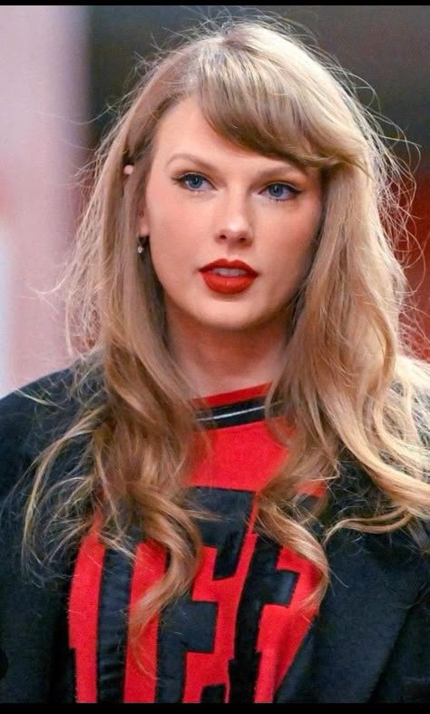 Taylor Swift Hair Bangs, Hairstyles Taylor Swift, Taylor Swift Hair Color, Taylor Swift Hairstyles, Taylor Swift Bangs, Red Carpet Hairstyles, Iconic Taylor Swift, Taylor Swift Nails, Taylor Swfit