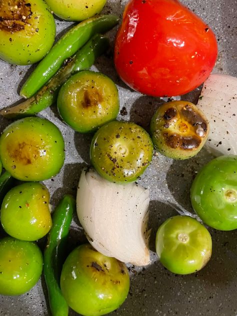 Tomatillos Chile Serrano Cebolla Ajo Tomate Asar en comal, agregar poca agua y tapar para que suden las verduras. En licuadora añedar sal y pimienta a gusto, y cilantro. Chile Serrano, Cilantro, Tacos, Fruit