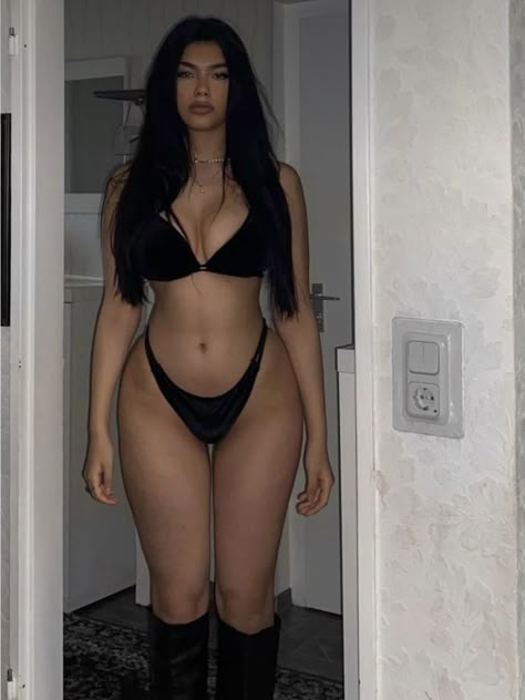 Thick Baddie Fitness, Slim Hour Glass Body Shape Aesthetic, Gym Body Aesthetic, Slim Thick Body Reference, Thick Body Reference, Curvy Baddie, Chloe Aesthetic, Baddie Business, Body Goals Curvy Outfits Jeans