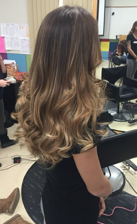 Ombre Slight Ombre Hair Brunette, Dark Brown Hair Fade To Light Brown, Brown Hair With Blonde Tips Ombre, Long Hair Ombre Balayage, Dark Root Caramel Balayage, Brunette Blonde Ends, Brown Hair With Light Ends, Ombre Hair Color For Dark Brown Hair, Brown Root Melt