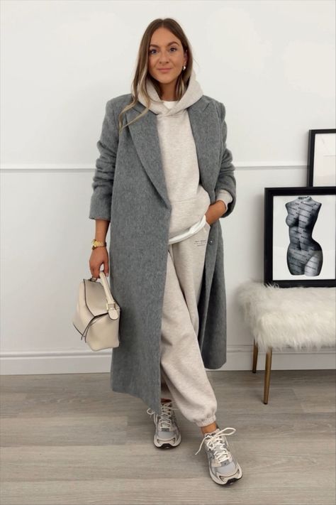 Grey Coat Outfit, Mantel Outfit, Sweats Outfit, New Balance Outfit, Gray Coat, New Balance 9060, Sneaker Outfits, Winter Fashion Outfits Casual, Weekend Outfits