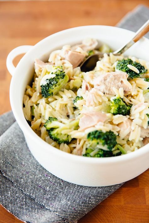 Best Stovetop Tuna Orzo Casserole with Broccoli Recipe. Seeking some ideas for quick and easy weeknight dinners and meals? Try this EASY update on the comfort food classic tuna noodle casserole. Cooked fully on the stove top, you don't even have to turn the oven on. Try it with orzo pasta as suggested, or swap in your favorite grains. This 30 minute meal is a must try! Tuna Orzo, Orzo Casserole, Casserole With Broccoli, How To Cook Tuna, Classic Tuna Salad, Pantry Recipes, Comfort Casseroles, Tuna Noodle Casserole, Tuna Casserole