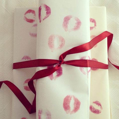 Valentines kisses wrapping paper Valentines Day Gift Wrapping, Valentine’s Day Wrapping Ideas, Valentines Day Wrapping, Diy Valentines Wrapping Paper, Valentines Day Wrapping Paper, Red Lipstick Kisses, Valentine’s Day Kiss Card, Valentines Gift Wrap, Pink And Red Wrapping Paper