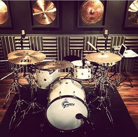 Gretsch drumkit - drums in room with excellent sound panels is a MOST POPULAR RE-PIN. Looks like a professional recording studio, with wall decorations of various cymbals. #DdO:) - https://www.pinterest.com/DianaDeeOsborne/drums-drumming-joy/ - RESEARCH: Friedrich Gretsch came from Mannheim, Germany to found a small shop in Brooklyn, New York in 1883. Died in 1895 during trip to homeland. 15 year old son Fred built this #DRUMS #DYNASTY, incl a mammoth 10 story building within 20 years. Drum Studio Design, Small Drum Room Ideas, Drum Studio Ideas, Drum Room Ideas, Drum Studio, Studio Music Room, Sound Panels, Drums Studio, Drums Music