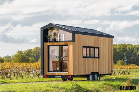 Compact tiny house for two puts the focus on the view Tiny House Mobile, Tiny Home Ideas, Tiny House Hotel, Tiny Mobile House, Tiny House Exterior, Diy Tiny House, House Facades, Tiny House Trailer, Tiny House Inspiration