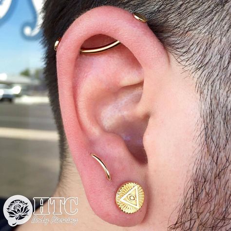 Lobe Orbital Piercing, Curved Industrial Piercing, Orbital Piercing Lobe, Industrial Piercing Alternative, Orbital Lobe Piercing, Double Orbital Piercing, Industrial Piercing Men, Double Ear Piercing Ideas, Lobe Orbital