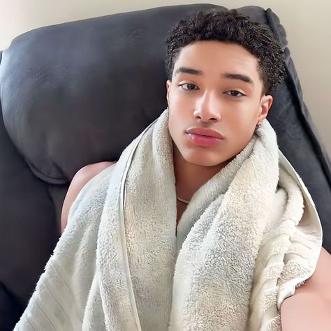 Afro Fade Haircut, Afro Fade, Light Skin Men, Gangster Girl, Dark Skin Boys, Teen Celebrities, Black Men Hairstyles, Curly Hair Men, Aesthetic Guys