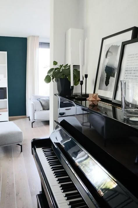 Black Piano In Living Room, Black Piano Decorating Ideas, Piano Living Room Decor, Black Piano Living Room, Black Piano Decor, Decorate A Piano, Upright Piano Living Room, Piano Living Rooms, Piano Decor