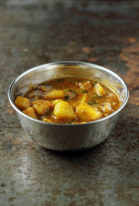 Easy Vegan Curry, Potato Curry Recipe, Healthy Potato, Vegan Curry Recipes, Low Fat Dinner, Healthy Potatoes, Tomato Curry, Easy Curry, Quick Healthy Dinner