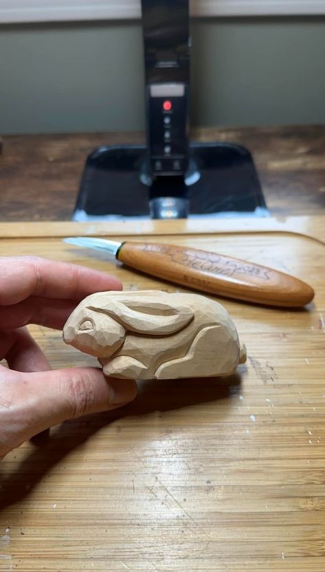 Whittling Patterns, Easter Characters, Whittling Ideas, Carving For Beginners, Rabbit Crafts, Simple Wood Carving, Wood Carving For Beginners, Soap Carving, Wood Carving Patterns