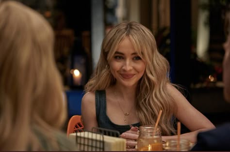 Tall Girl Movie, Sabrina Carpenter Smile, Sabrina Carpenter Movies, Hairstyle Women Medium, Selena Gomez Miley Cyrus, Popstar Aesthetic, Sabrina Ann Lynn Carpenter, Sabrina Carpenter Album, Sabrina Carpenter Outfits