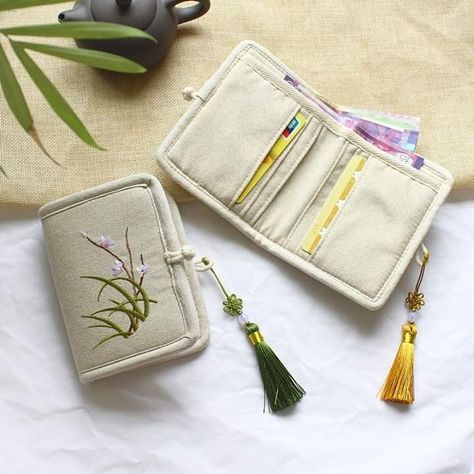 Embroidery Wallet Design, Handmade Wallet Fabric, Wallet Design Ideas, Cool Things To Sew, Sew A Wallet, Embroidery Wallet, Handmade Fabric Purses, Canvas Bag Diy, Cute Pouch