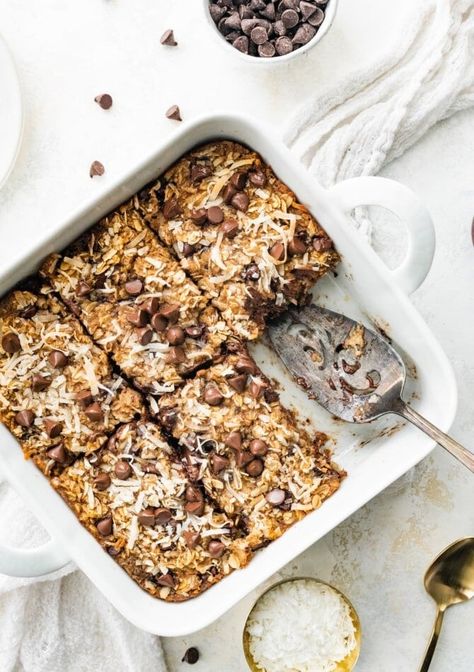 This lactation baked oatmeal is made with ingredients to help boost milk production and supply for breastfeeding including oats, brewer’s yeast and flaxseed. It’s easy to make, gluten-free, vegan + perfect for meal prep. Lactation Baked Oatmeal, Lactation Snacks, Postpartum Meal Prep, Best Healthy Breakfast, Postpartum Meal, Zucchini Chocolate, Bird Food Recipes, Postpartum Meals, Stove Top Oven