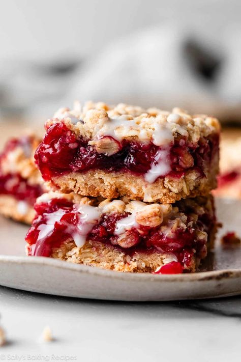 Crumb-Topped Cherry Pie Bars Dessert Sans Lactose, Lactose Free Desserts, Cherry Pie Bars, Dairy Free Recipes Dessert, Easy Gluten Free Desserts, Dessert Simple, Gluten Free Desserts Recipes, Pie Bars, Frozen Cherries