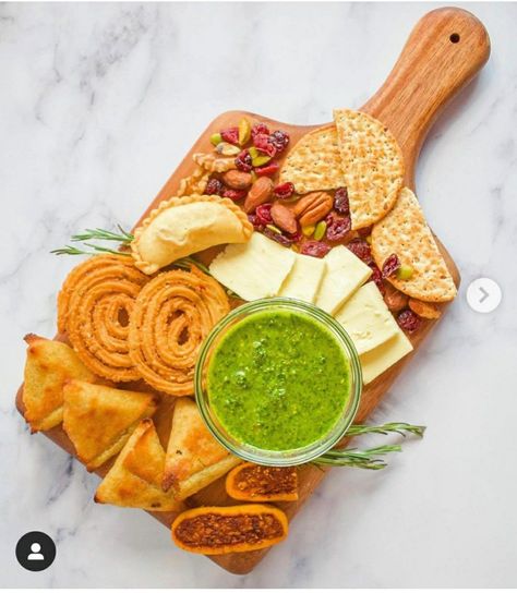 Samosa Platter Ideas, Samosa Platter, Diwali Platter, Multigrain Crackers, Diwali Mithai, Cilantro Chutney, Diwali Snacks, Platter Ideas, Diwali Celebration