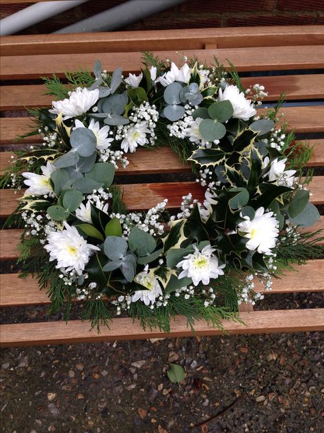 Xmas grave wreath Christmas Grave Wreaths, Diy Grave Decorations, Grave Wreaths, Diy Headstone, Cemetary Decorations, Headstones Decorations, Outdoor Christmas Wreaths, Gravesite Decorations, Black Wreath