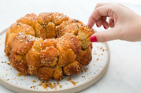 everything bagel monkey bread Biscuit Dough Recipes, Savory Monkey Bread, Bundt Recipes, Breakfast Bagel, Canned Biscuits, Biscuit Dough, Crescent Roll Dough, 12 Tomatoes, Monkey Bread