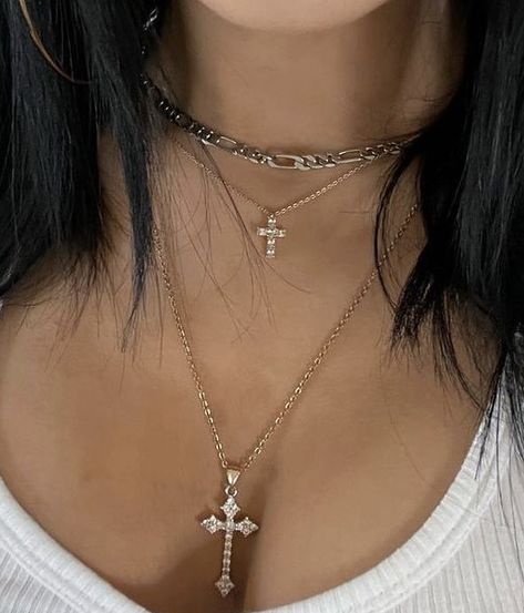 Latina Silver Jewelry, Silver Mexican Jewelry, Silver Necklaces Aesthetic, Cross Necklace Outfit, Cross Necklace Aesthetic, Gold Cross Necklaces, Xoxo Jewelry, Jewelry Valentines Day, Cross Necklace Women