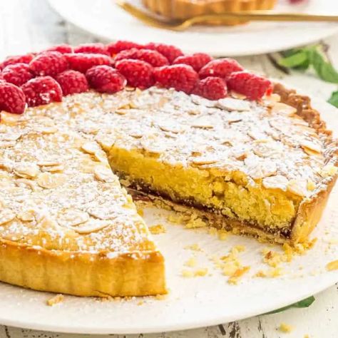 Easy Mary Berry Bakewell Tart Recipe - British Recipes Book Mary Berry Bakewell Tart, English Dessert Recipes, Mary Berry Cakes, Bakewell Tart Recipe, Berry Cake Recipe, Almond Frangipane, British Bake Off Recipes, Almond Filling, Bake Off Recipes