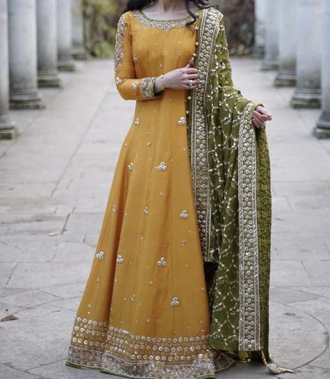 Mustard Party Dress, Mehendi Dress Outfits Sisters, Sanchak Dresses Brides, Yellow Contrast Color Combinations, Yellow Combination Outfits, Sanchak Dresses, Simple Mehndi Outfit, Mehndi Outfit Ideas, Mayoon Dresses