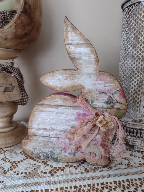 Diy Bunny Crafts, Bunny Projects, Wood Easter Eggs, Bunny Rabbit Crafts, Easter Bunny Cards, Antique Christmas Cards, Bunny Cards, Bunny Decorations, Railing Designs