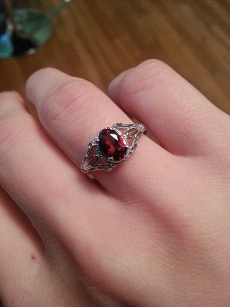 Wedding Ring Garnet, Vintage Garnet Jewelry, Grunge Wedding Ring, Garnet Aesthetic, Garnet Vintage Ring, Vintage Garnet Ring, Gothic Jewelry Rings, Vampire Jewelry, Garnet Wedding Rings