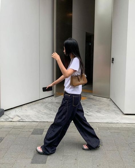 #fashionInspiration #outfitIdeas #streetstyle #fashionista #ootd #baggy #oufitwomen #outfitmen Streetstyle Outfit Summer, Female Summer Outfits, Korean Fashion Summer Street Styles, Corp Core, Street Style Outfits Casual, Outfit Korean, Faded Denim, 가을 패션, Mode Inspiration