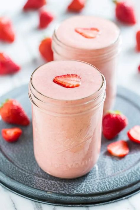 Strawberries and Cream Smoothie | Get Inspired Everyday! Strawberries And Cream Smoothie, Primal Desserts, Paleo Smoothies, Recipes Banana, Paleo Drinks, Yummy Fruit, Clean Breakfast, Drinks Ideas, Paleo Dishes