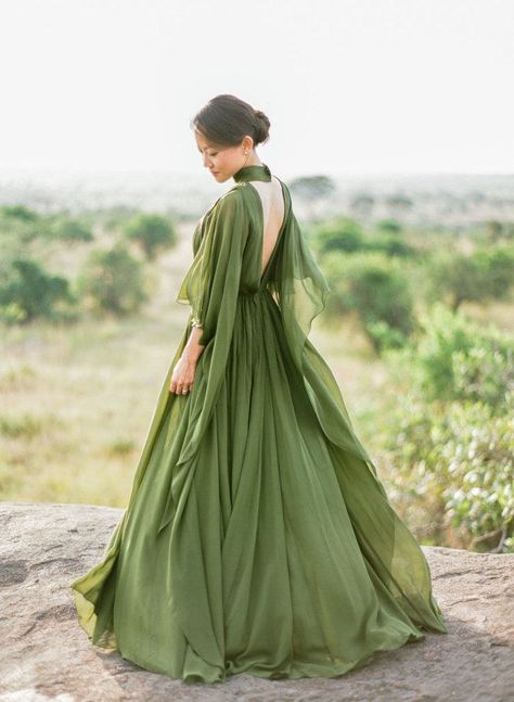 breathtaking olive green gown from elie saab Exotic Wedding, Filmy Vintage, Green Wedding Dresses, 파티 드레스, Bridal Cape, Green Gown, Bohol, Beauty Dress, Fantasy Dress