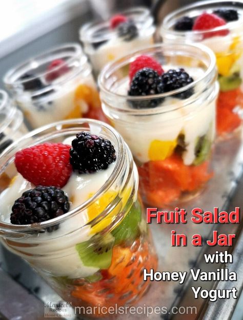 Fruit Salad With Vanilla Yogurt, Salad Mason Jar, Beach Picnic Foods, Breakfast Fruit Salad, Easy Fruit Salad, Picnic Fruit, Salad Jar Recipe, Fruit Salad Easy, Mason Jar Salad