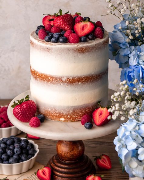 Chantilly Cake Wedding, Semi Naked Cake Birthday, Naked Cake With Berries, Chantilly Cakes, Southern Coconut Cake Recipe, Farmer Party, Desserts To Bake, Chantilly Cake Recipe, Pumpkin Cheesecake Cookies