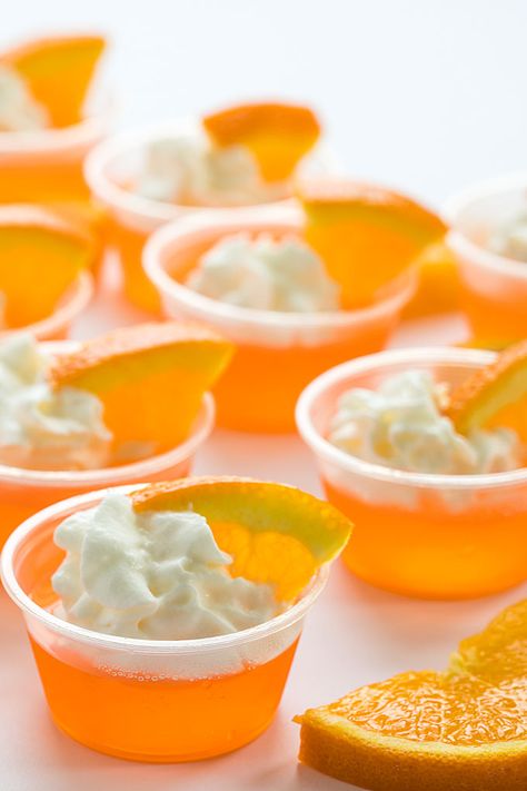 Orange Creamsicle Jello Shots - An easy adult treat that tastes just like an orange creamsicle! Orange Creamsicle Jello Shots, Creamsicle Jello Shots, Orange Creamsicle Jello, Creamsicle Jello, Jello Shots Vodka, Jello Pudding Shots, Jell O Shots, Jelly Shots, Orange Jello