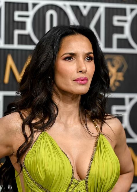 Padma Lakshmi Hair Makeup Looks, Best Makeup Looks, Curled Bob, Red Eyeliner, Emmys Red Carpet, Padma Lakshmi, Beehive Hair, Soft Green Color, Bold Red Lips