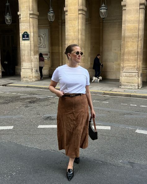 Sezanette in Paris🤎 #suedeskirt #suedeforfall #fallinparis #parisianoutfit #parisianstyle #parisianlifestyle #parisianstreetstyle #sezane #sezanette #sezanelovers suede skirt suede for fall fall outfit inspo Brown Suede Midi Skirt Outfit, Long Suede Skirt Outfit, Brown Suede Skirt Outfit, Long Suede Skirt, Mood 2025, Suede Skirt Outfit, Parisian Outfit, Brown Suede Skirt, Parisian Lifestyle