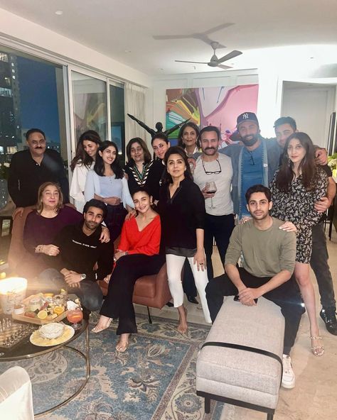 Alia Bhatt With Ranbir, Kapoor Family, Salwar Designs, Shahid Kapoor, Varun Dhawan, Ranbir Kapoor, Oval Nails, Kareena Kapoor, Katrina Kaif