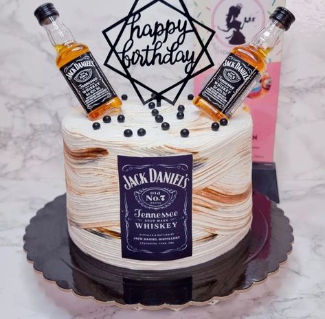 Grooms Cake Jack Daniels, Jack Daniels Cake Ideas, Bottle Cakes For Men, Bolo Jack Daniels, Whisky Cake, Jack Daniels Birthday, Jack Daniels Cake, Liquor Bouquet, Liquor Cake