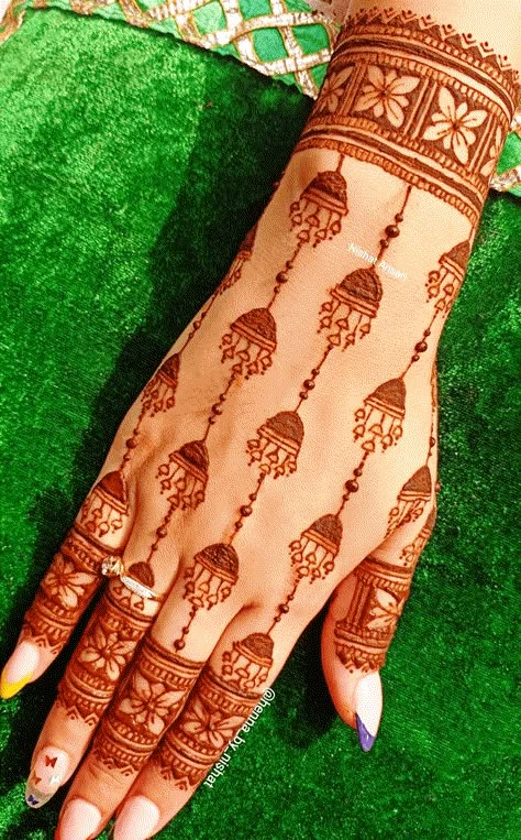 Feet Mehendi Design, Mehendi Designs For Brides, Karwachauth Mehndi, Feet Mehendi, Karva Chauth Mehndi Designs, Henna Design Ideas, Hand Mehendi, Freetime Activities, Front Mehndi Design