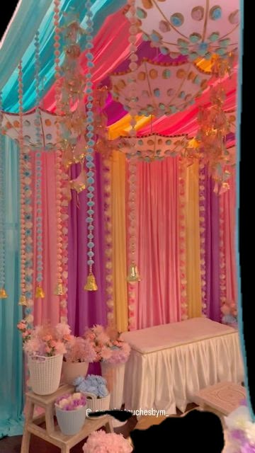 Pastel Mehndi Decoration, Pastel Dholki Decor, Pastel Mehendi Decor Ideas, Pastel Mehndi Outfit, Pink Mehndi Decor, Mehandi Night Decoration, Pastel Sangeet Decor, Pastel Mendhi Decor, Pastel Mehndi Decor