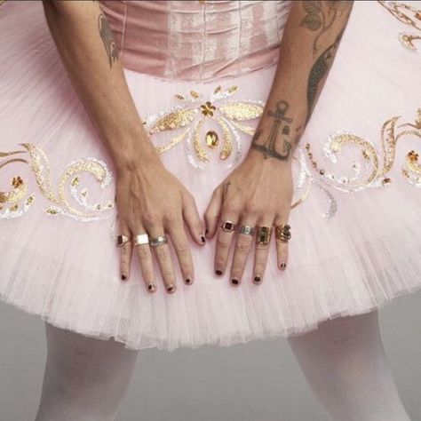 louis tomlinson walls the album four one direction harry styles liam payne niall horan zayn malik ot5 1D larry larry stylinson louis harry core harry details harry snl pinterest feed for you nails Rare Harry Styles, Harry Styles Ballerina, Harry Styles Hands, Harry Styles Icons, Harry Core, Harry Styles Aesthetic, Harry Styles Wallpaper, Harry Styles Pictures, Harry Styles Photos