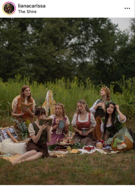 Hobbit Picnic, Hobbitcore Fashion, Hobbit Wedding, Hobbit Cosplay, Hobbit Costume, Hobbit Party, Ren Faire Outfits, Fantasy Party, Fairytale Cottage