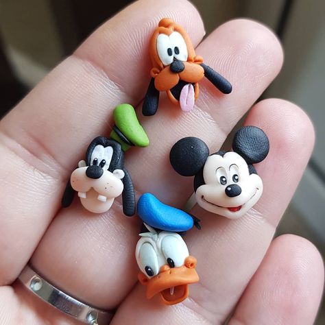 Disney Clay Charms, Polymer Clay Charm Bracelet, Polymer Clay Disney Charms, Polymer Clay Disney, Clay Artist, Clay Plates, Polymer Clay Sculptures, Kawaii Chibi, Clay Miniatures