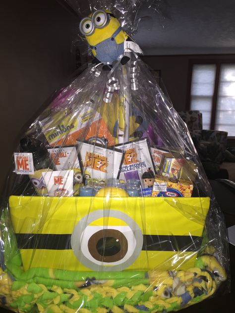 Minion Inspired Gift Basket - Katey Did It Minion Basket, Minion Stuff, Plantas Vs Zombies, Bags Ideas, Boy Toys, Trunk Or Treat, Basket Bag, Gift Basket, Toys For Boys