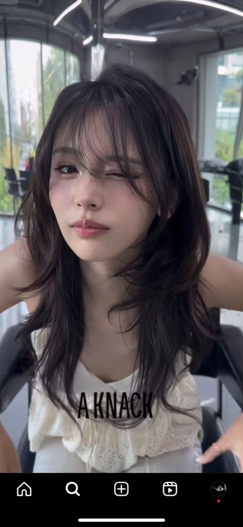 Softly Layered Hair, Layered Hair For Flat Hair, Asian Layers Medium, Hair For Short Forehead, Long Hair Jellyfish Haircut, Layered Haircuts For Medium Hair Asian, Light Bangs With Layers, Asians With Short Hair, Cute Haircuts For Long Hair With Bangs