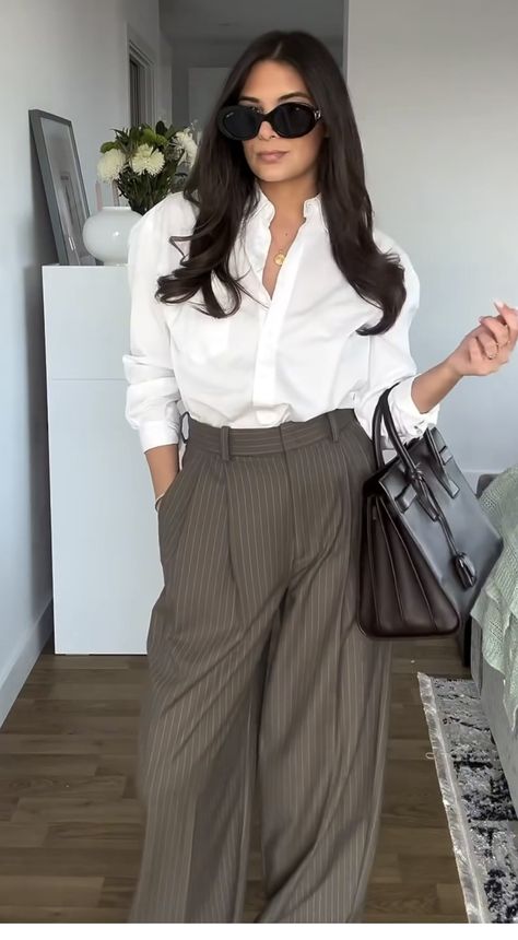 Monochromatic Work Outfits Women, Work Attire With Sneakers, Minimalist Chic Outfit, Office Outfits Women Casual, Dress And Sneakers Outfit, Office Outfits Women, Classy Work Outfits, Stylish Work Outfits, Layering Outfits