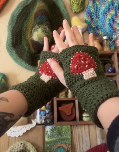 Goblin Core Crochet, Larp Diy, Easy Crochet Animals, Crochet Design Pattern, Finger Gloves, Crochet Gloves, Fair Isle Knitting, Vintage Crafts, Yarn Crafts