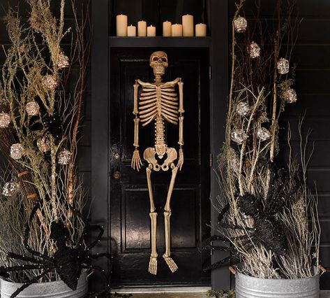 Skeleton Door Decoration, Outdoor Easter Decorations Yards, Halloween Decorations Outdoor Porch, Pottery Barn Halloween, Mr Bones, Adornos Halloween, Halloween Front Porch, Halloween Yard Decorations, Halloween Bash