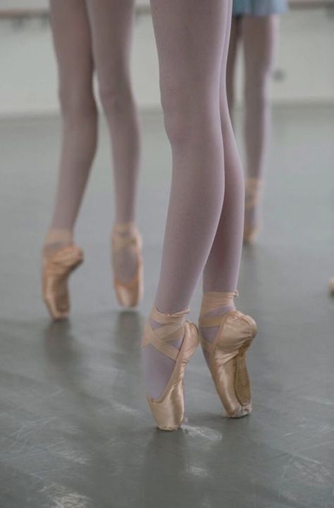 Paris Opera Ballet School, Ballerina En Pointe, Ballet Images, Opera Ballet, Ballet Pointe Shoes, Ballet Pictures, Paris Opera Ballet, Ballet Beauty, Ballet Inspiration