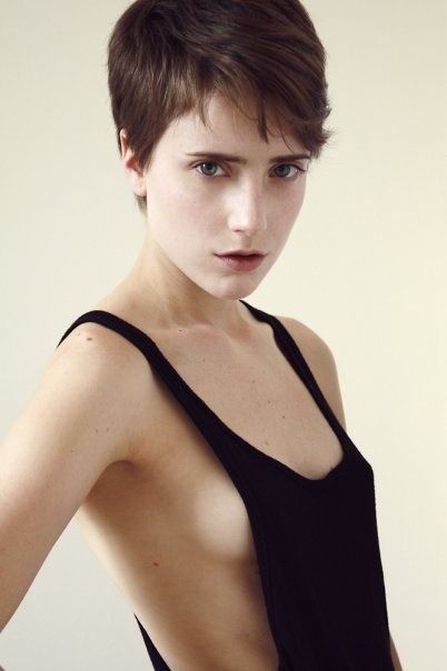 Hair Tomboy, Masculine Clothing, Androgynous Models, Short Hair Tomboy, Model Face, Ageless Beauty, Favorite Hairstyles, Feminine Beauty, Portrait Poses